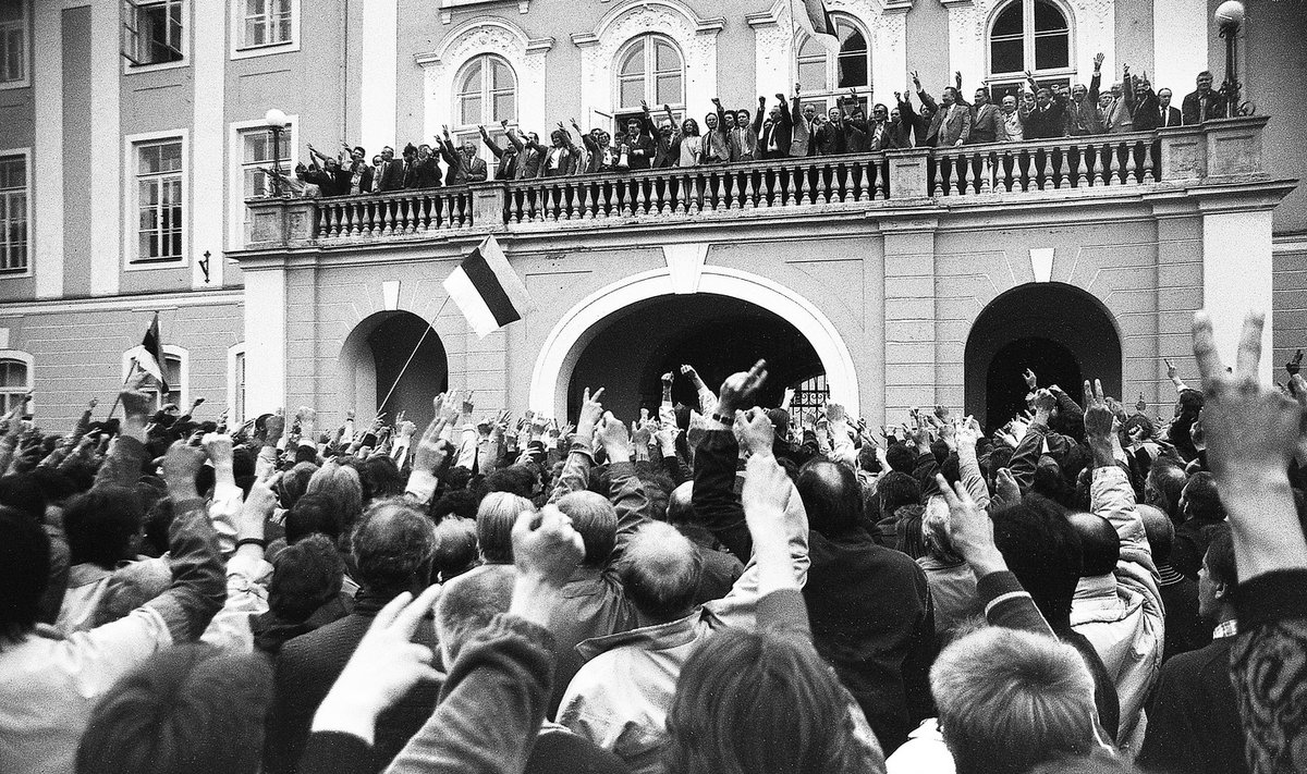 15. MAI 1990: Toompeale kogunes Interrinde organiseeritud meeleavaldus. Imekombel ei kasvanud konflikt veriseks.