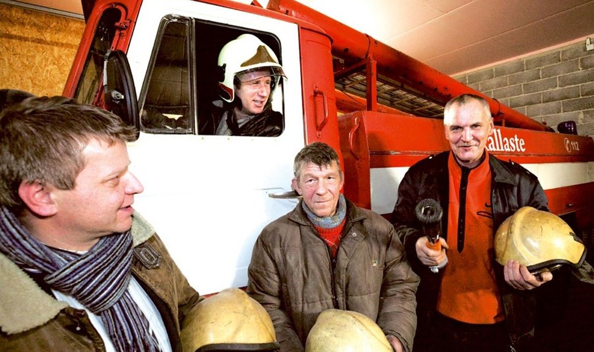 Kallaste vabatahtlikud pritsimehed: vasakult linnapea Viktor Nukka, Aleksander Belov, Juri Tihhomirov ning nende pealik Jevgeni Petšjonkin.