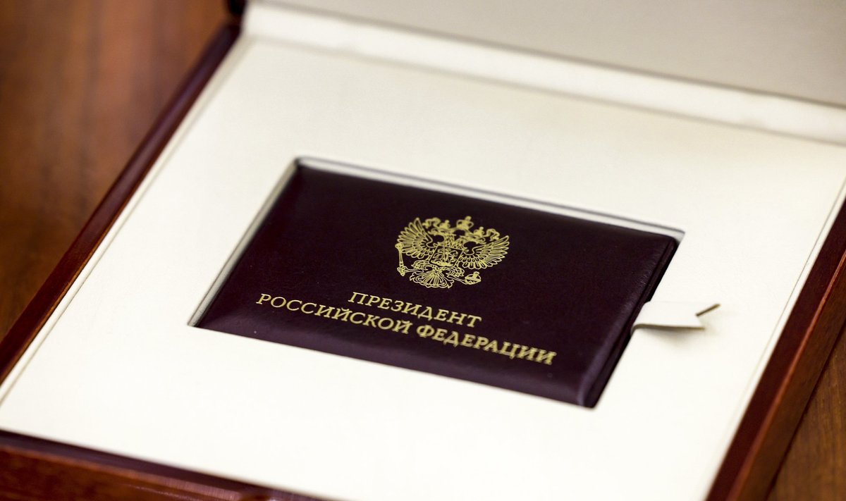 Vene Föderatsiooni presidendiks valimise tunnistus, mille Venemaa keskvalimiskomisjoni juht Ella Pamfilova andis Vladimir Putinile Kremlis üle.