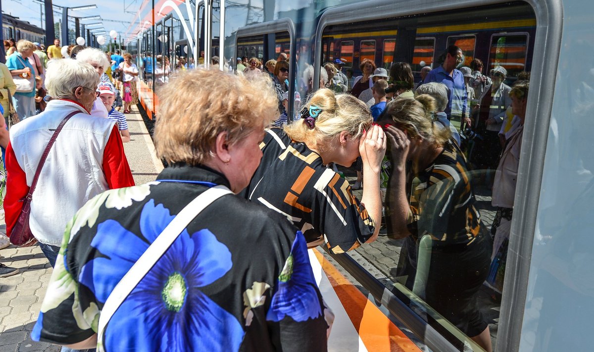 Sajad inimesed tulid eile Balti jaama uut elektrirongi uudistama ja sellega sõitma. Mitmed neist lubasid moodsa rongiga senisest tihemini sõitma hakata.