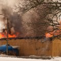FOTOD: Uuemõisa lasteaed-algkooli juures põles paadikuur, üks inimene sai kannatada