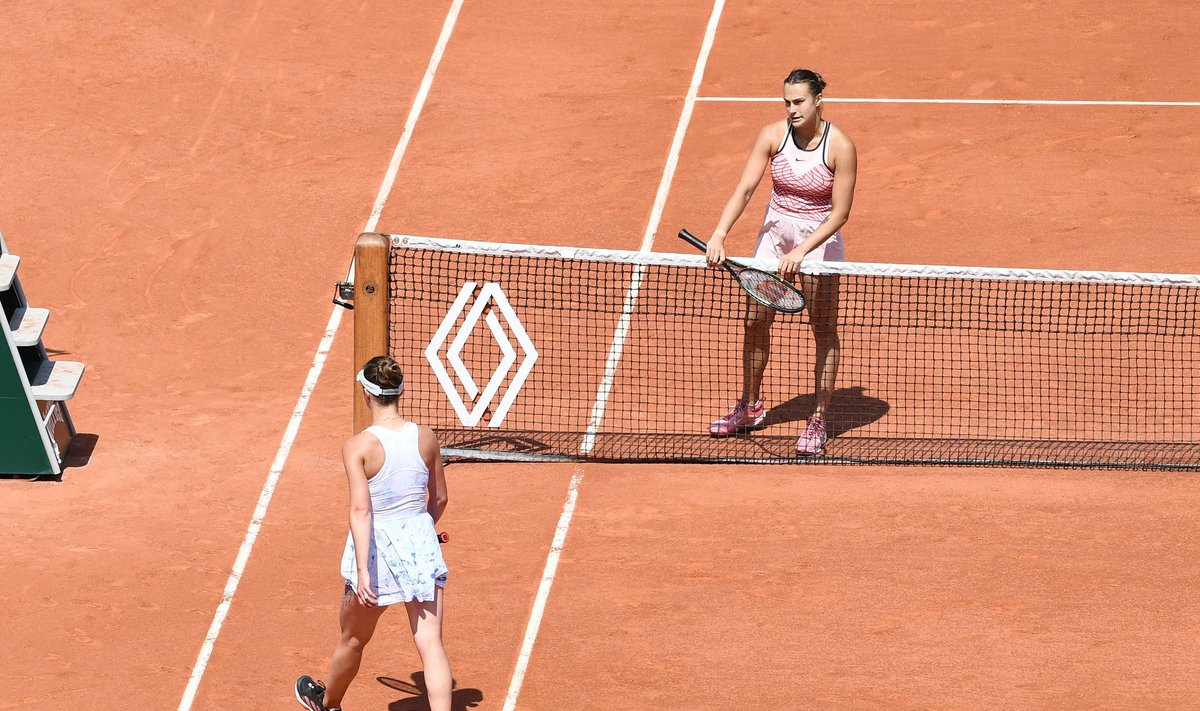 Elina Svitolina (vasakul) ei läinud võrgu ees oodanud Arõna Sabalenka kätt suruma.