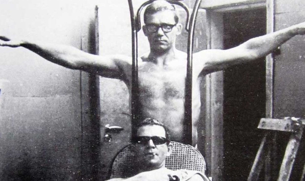 HIILGEAEGADEL: Ülo Sooster (ülal) koos oma sõbra Juri Soboleviga Moskvas häpeningi korraldamas, u 1965–67. (repro)