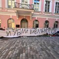 FOTO | Vene saatkonna ette ilmus vihase kirjaga plakat