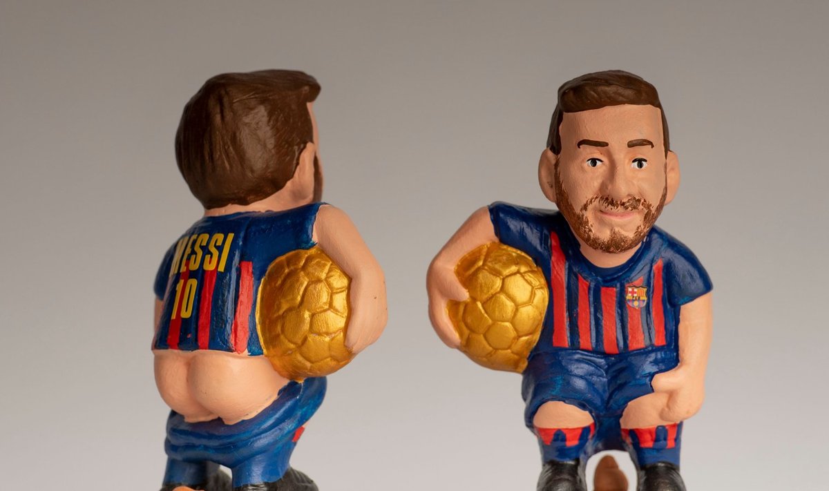 Kataloonia jõulutraditsiooni kohaselt kujutatakse väikestel kujukestel kuulsaid inimesi... kakamas. Kuldse palliga on kompromiteerivas asendis jäädvustatud ka Lionel Messi.