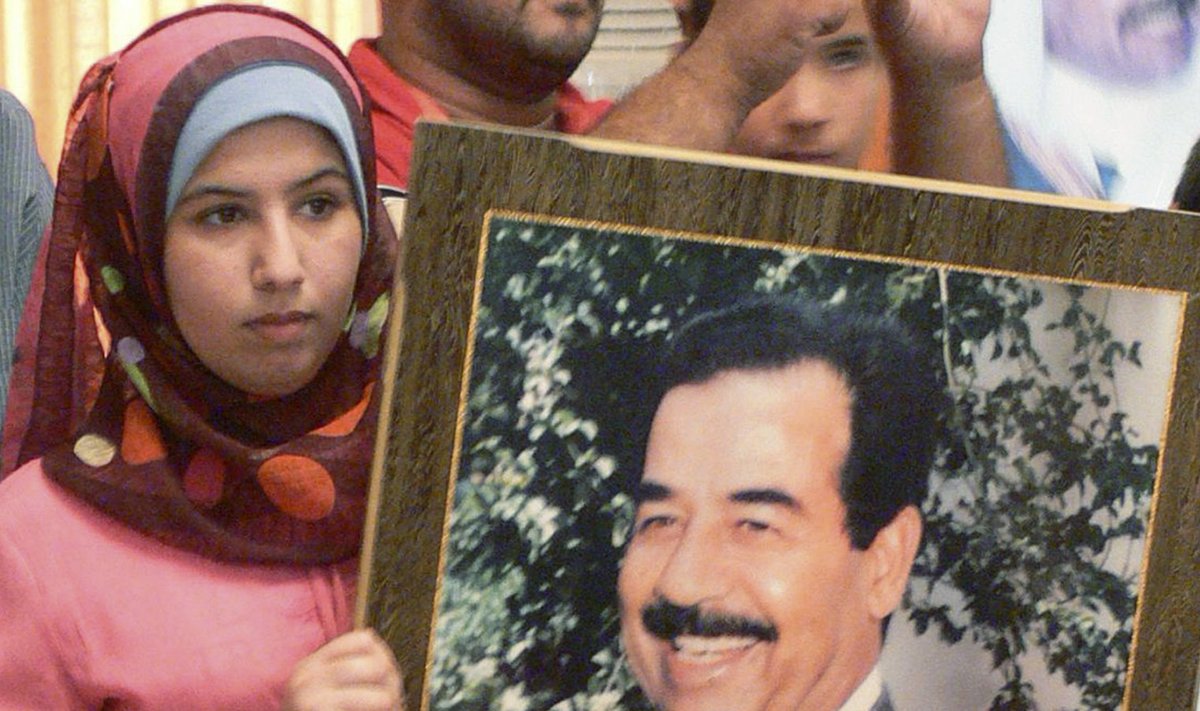 Naine Saddam Husseini pildiga