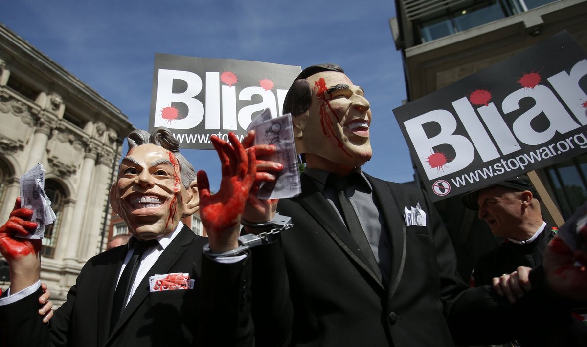 Veriste kätega „Blair” ja „Bush” koos sõnamänguliselt Blairi valetajaks nimetavate loosungitega eilsel Londoni meeleavaldusel