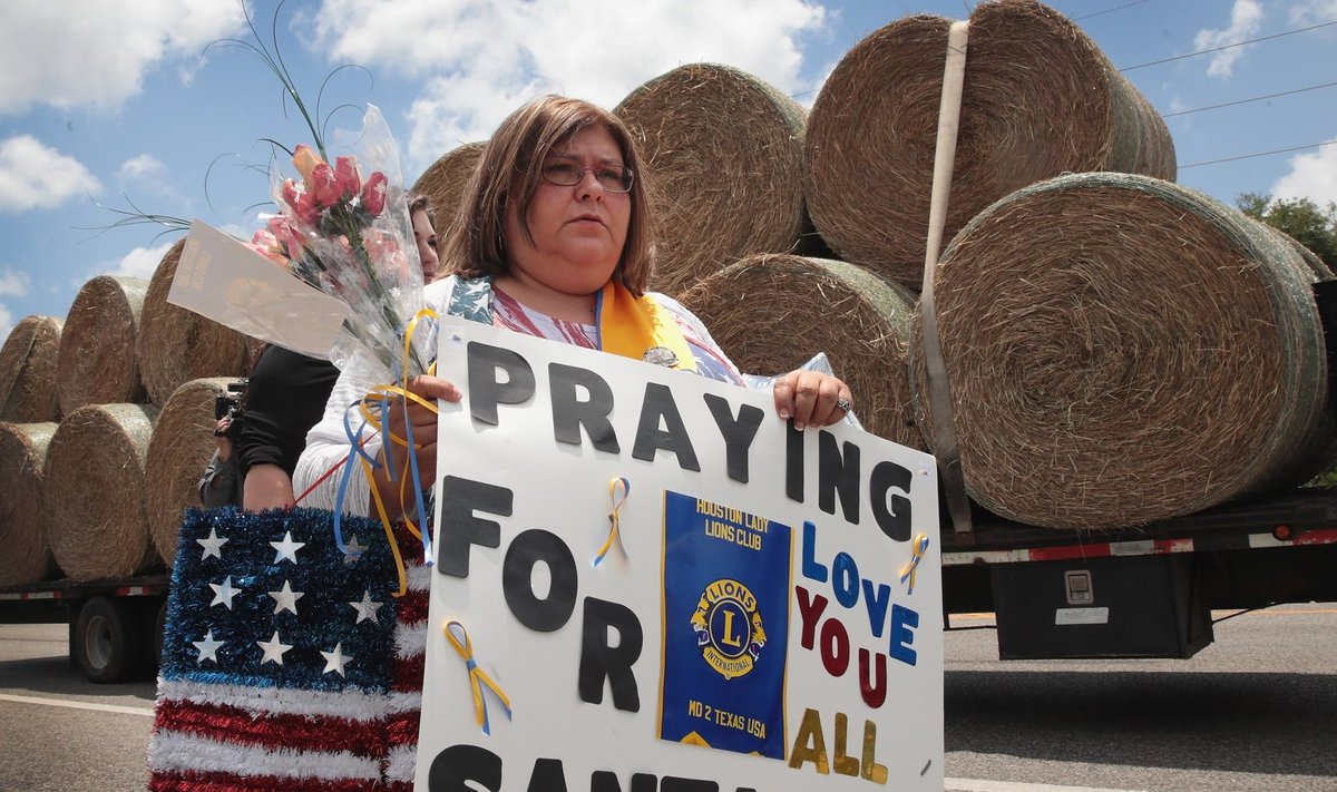 Santa Fe elanik Lucy Gonzales oli laupäeval teel kooli juurde, et sealse memoriaali juures palvetada. Relvaseaduste karmistamise üle arutamise asemel vaatavadki linna elanikud pigem Jumala poole.