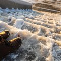 Лучше соли и песка: быстрый способ растопить лед и снег возле дома