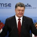 Порошенко показал в Мюнхене паспорта "заблудившихся в Донбассе российских военных"