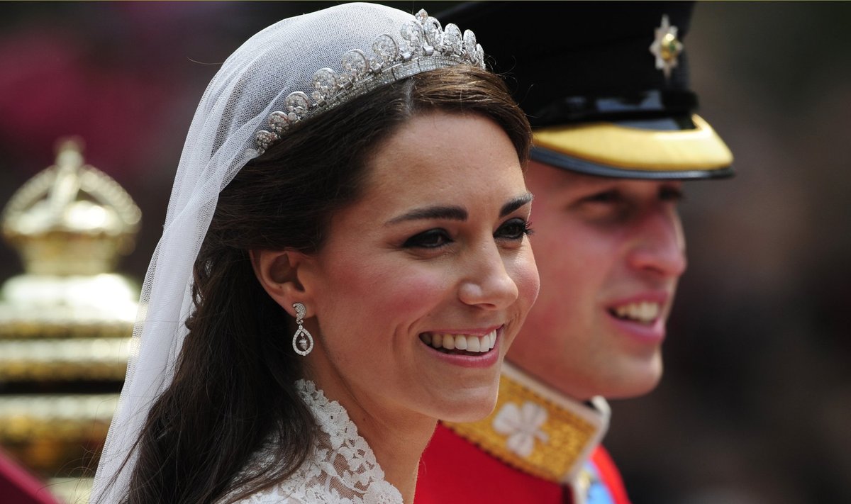Samasuguseid kõrvarõngaid, mida Kate Middleton 2011. aasta 29. aprillil abielludes kandis, võivad tema fännid taskukohase hinnaga endalegi osta.