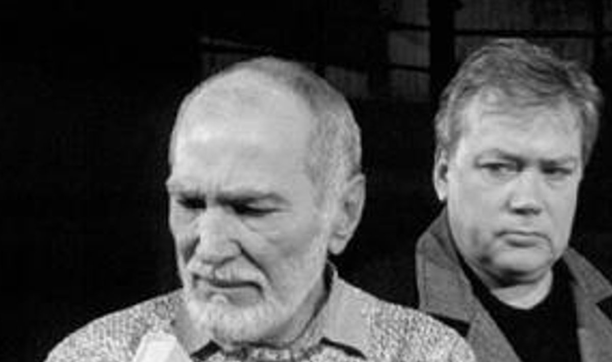 Mikk Mikiver (Abel Znorko) ja Tõnis Mägi (Erik Larsen) 2001. aastal Viljandi teatris Ugala esietendunud lavastuses “Enigma variatsioonid”. Mikk on Põhjamere saarele põgenenud kuulus kirjanik ja Tõnis talle ootamatult külla sattunud ajakirjanik.