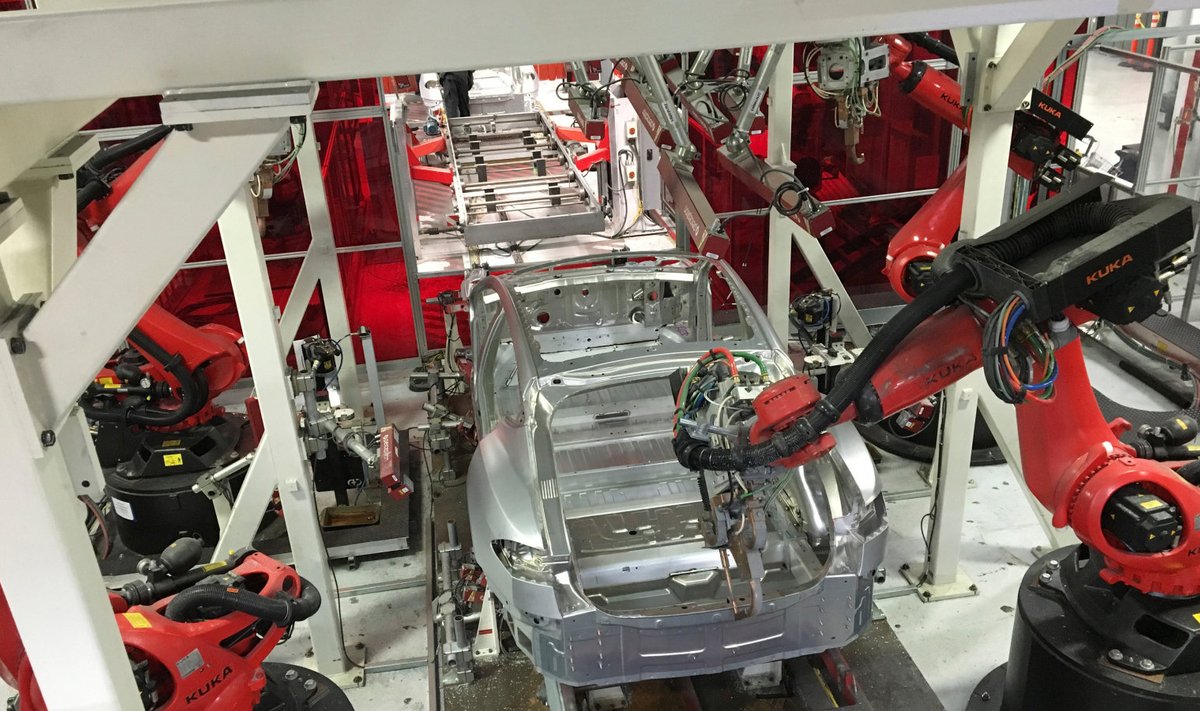Robotid Fremontis Californias Tesla autovabrikus töötamas.
