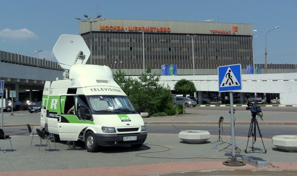 Keeruline pole leida ainult Snowdenit, vaid ka ajakirjanikke. Ainult üks mikrobuss kanali Russia Today teletehnikaga on terminalide ees.
