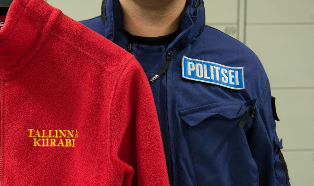 Väärika palga teenimiseks on mõnel politseinikul tarvis kapis hoida lausa kahte vormiriietust – põhitööl sinist politseivormi, vabal ajal kõrvaltöö ehk kiirabivormi. Nii saab kokku umbes 1500 eurot.