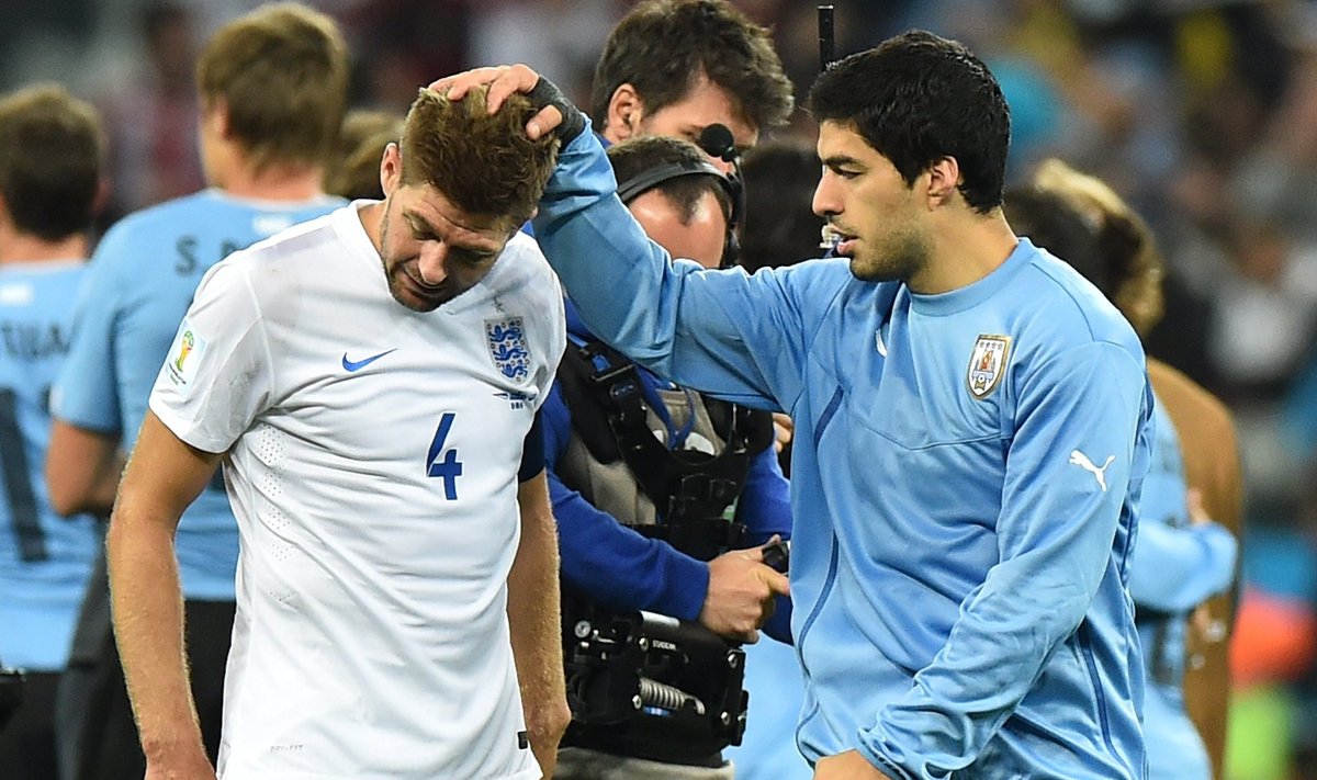 Uruguay ründajal Luis Suárezel (paremal) jagus löödud inglaste kapteni Steven Gerrardi jaoks rohkem lohutussõnu kui inglastel endil.