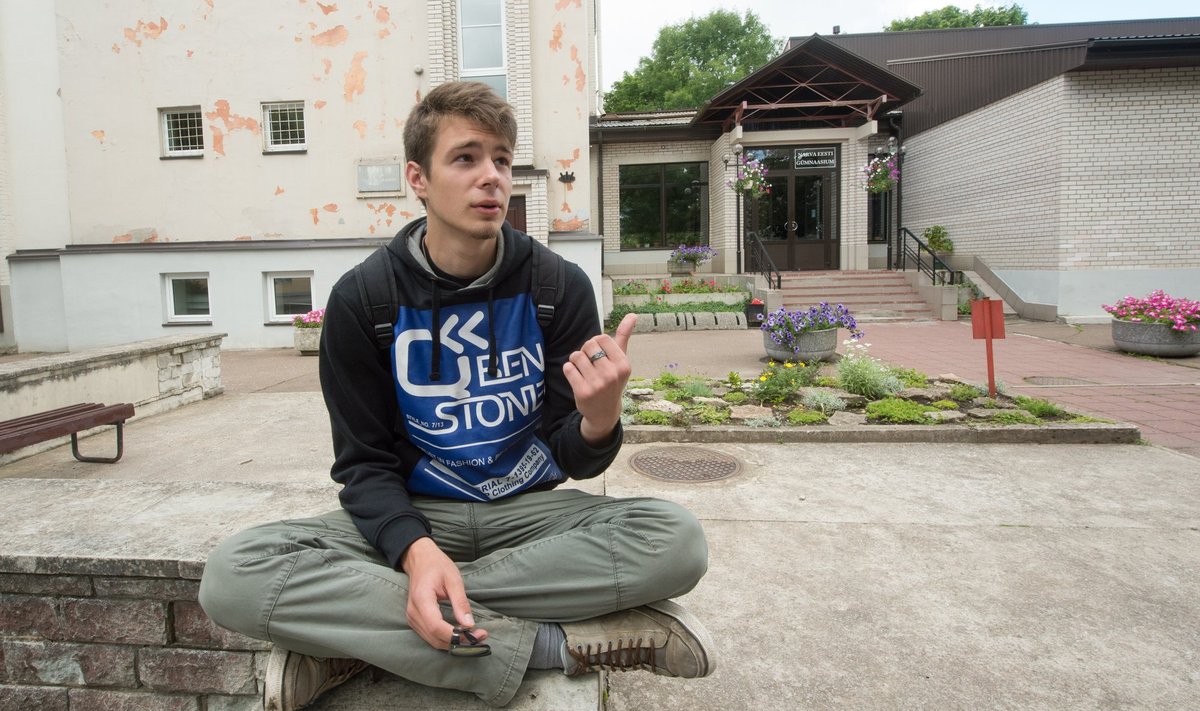 Narva eesti gümnaasiumi õpilane Jevgeni Balujev leiab, et seda kooli on vaja, sest ka vene keelt  emakeelena kasutavatel inimestel peaks olema võimalus eesti keel selgeks õppida.