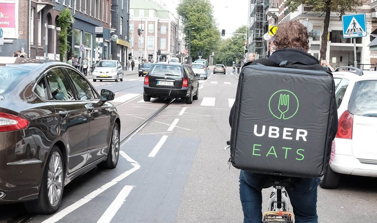 Uberi toidutellimisplatvormi Uber Eats jalgrattur Amsterdamis