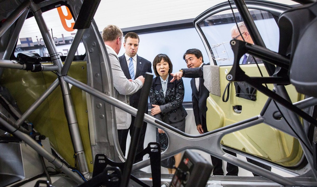 Peaminister Jüri Ratasele tutvustatakse Toyota rallitiimi võistlusmasinat