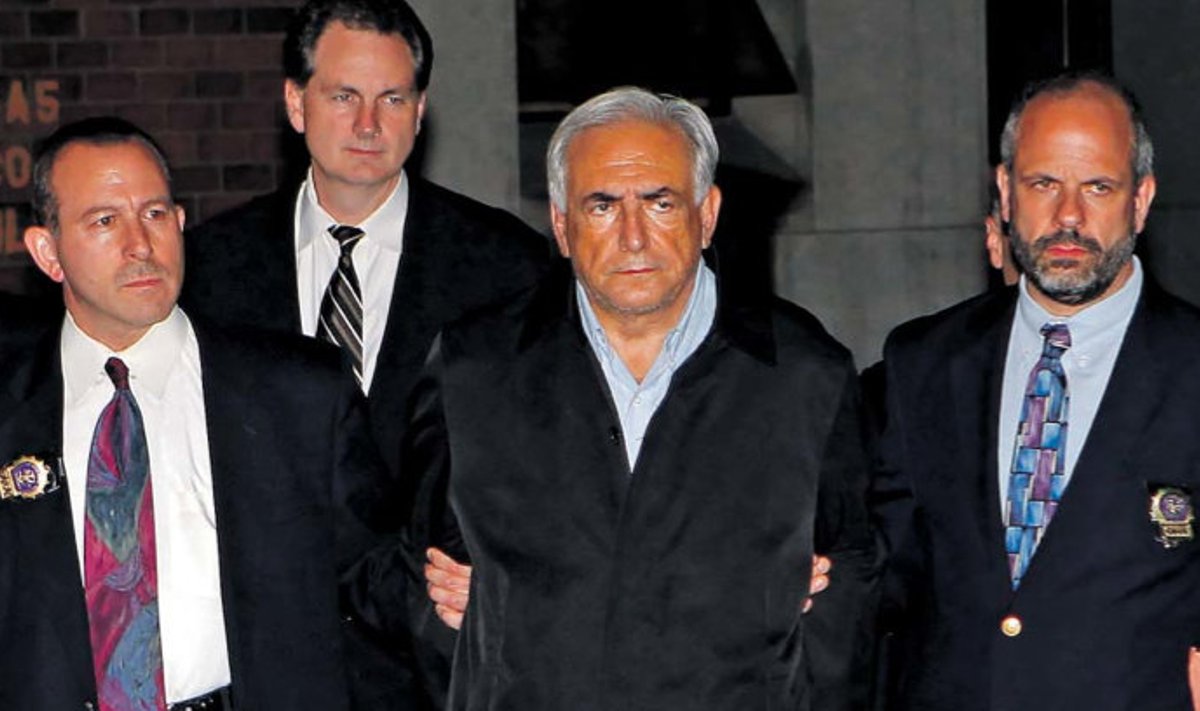 Käeraudades Dominique Strauss-Kahn (keskel) arreteeriti pärast seda, kui ta laupäeval väidetavalt hotelli toateenijat ahistas ja seejärel põgenes.