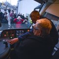 ФОТО и ВИДЕО DELFI: Сависаар одним из первых прокатился на новом трамвае