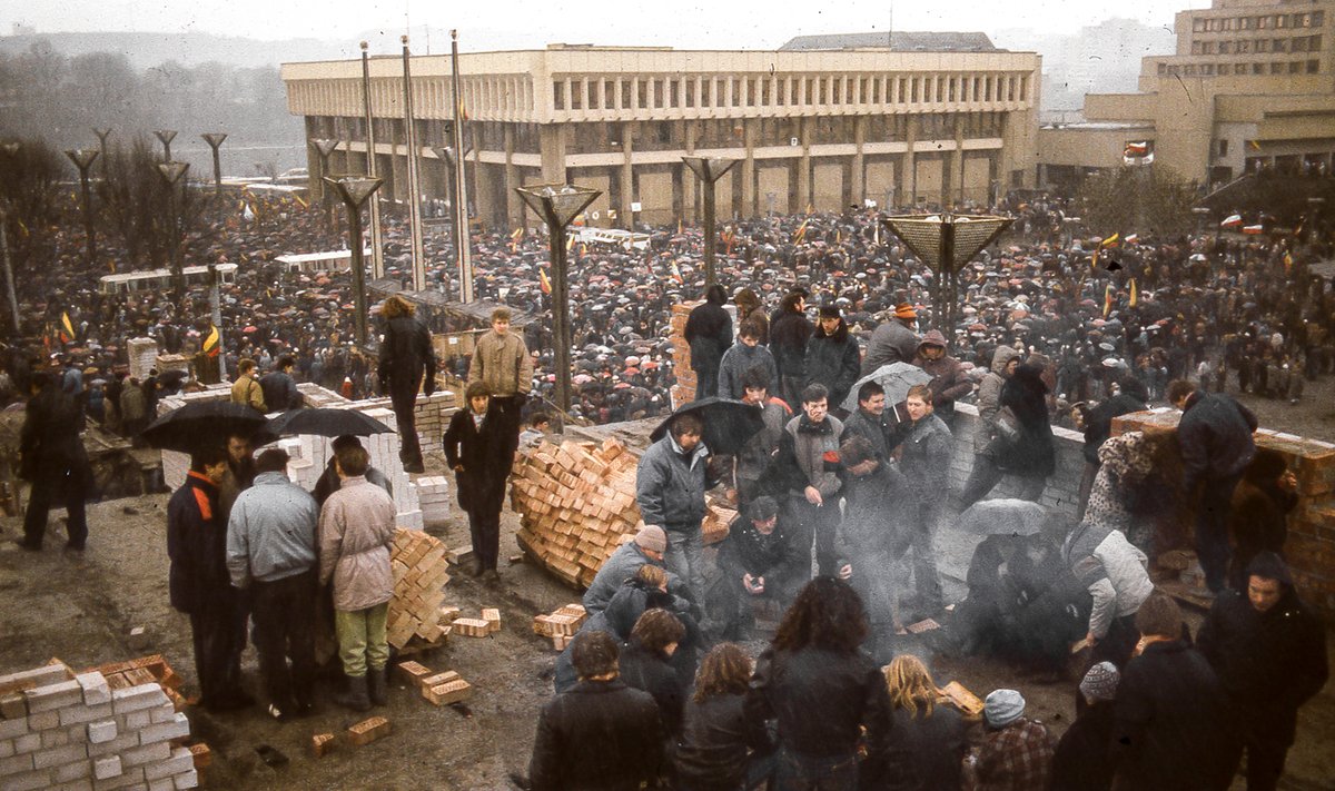 Seimi kaitsjad barrikaadidel ennast lõkete ümber soojendamas. Jaanuarikuu esimene pool oli 1991. aastal tavatult soe ja väljas plusskraadid. Sellest ka inimeste võrdlemisi kerge rõivastus.