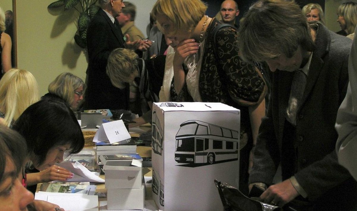 Märjamaa gümnaasiumi aastapäevale tulijad said osta trükisooja raamatu kooli viie aasta elust ning teha annetuse ka uue koolibussi fondi. Foto: Reet Saar