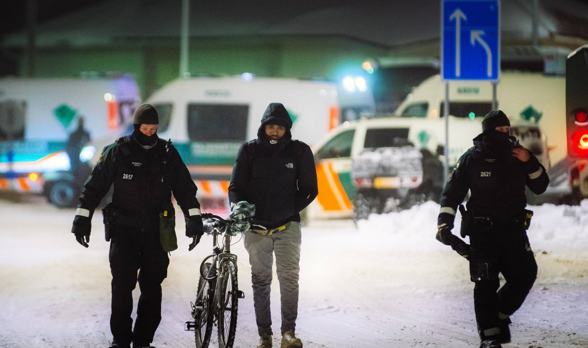 Pildil olev dokumentideta sisserändaja (keskel) oli üks neist, kellel õnnestus pühapäeval Vartiuse piiripunktist läbi pääseda.