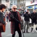 VIDEO | Superstaar Rod Stewart kuuleb tänavamuusikut oma laulu esitamas, mees haarab mikrofoni ja hakkab ise laulma