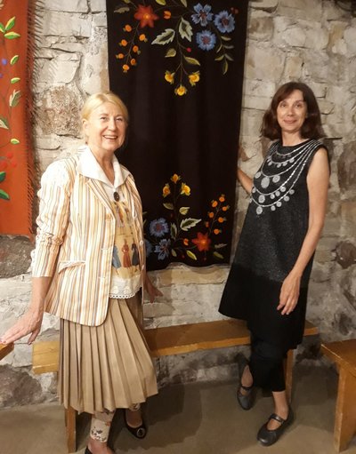 Anu (paremal) kaasautor Anne Metsisega raamatu esitlusel Eesti Vabaõhumuuseumis.
