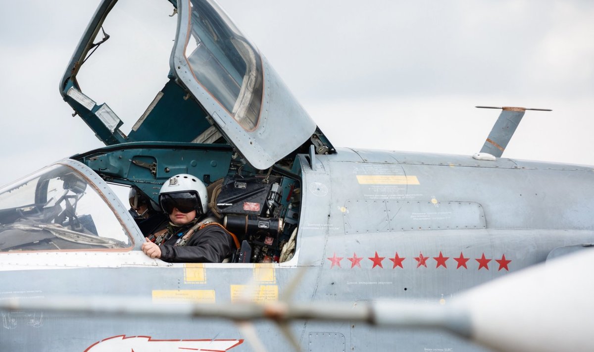 Piloot Su-24 pommituslennukis Hemeimeemi õhubaasis Süürias valmistub õhku tõusma. 
