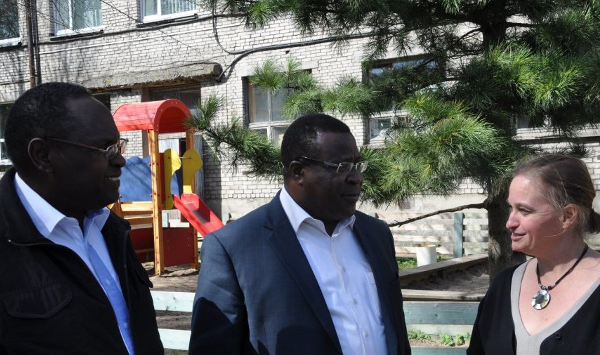 Eesti aukonsul Nairobis Kadri Humal-Ayal koos Keenia parlamendi spiikri David Ekwee Ethuro (keskel) ja senaator Henry Ndiemaga.