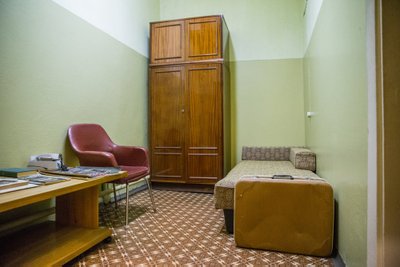 Läti kommunistliku partei peasekretär oli ainus, kes sai üksi elada ja voodis magada. Muu rahvas elas ja töötas oma ruumides mitmekesi ning magas sama ruumi põrandal.