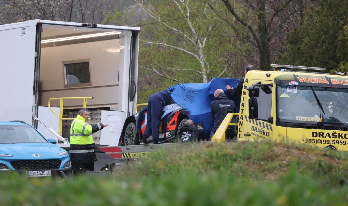 Hyundai autot toimetatakse Craig Breeni surmaga lõppenud avarii järel sündmuspaigast minema.