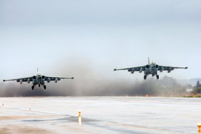 Kaks Su-25 lennukit õhku tõusmas. 