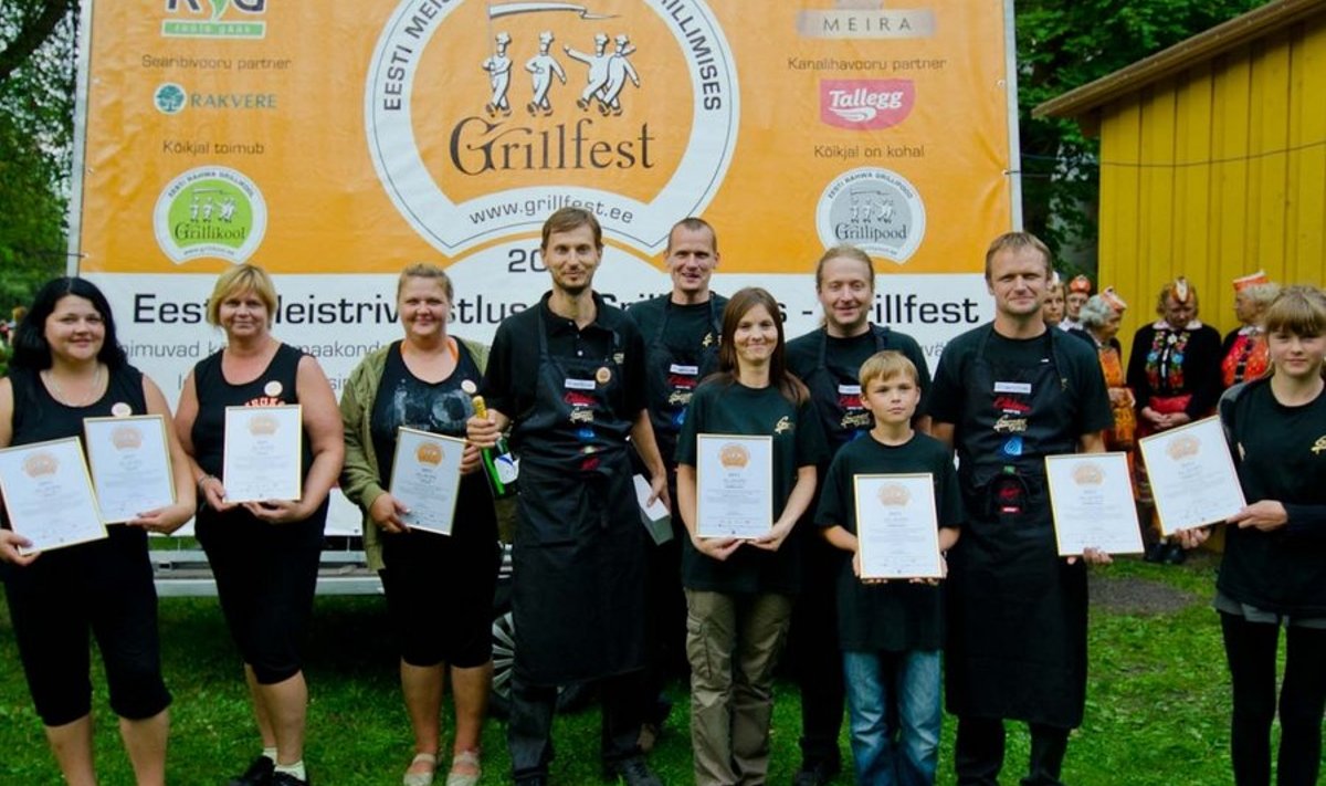 Grillfest 2011 võistluse võitjate ühispilt - võistkond Virukad (vasakult) ja Gurmee Gala