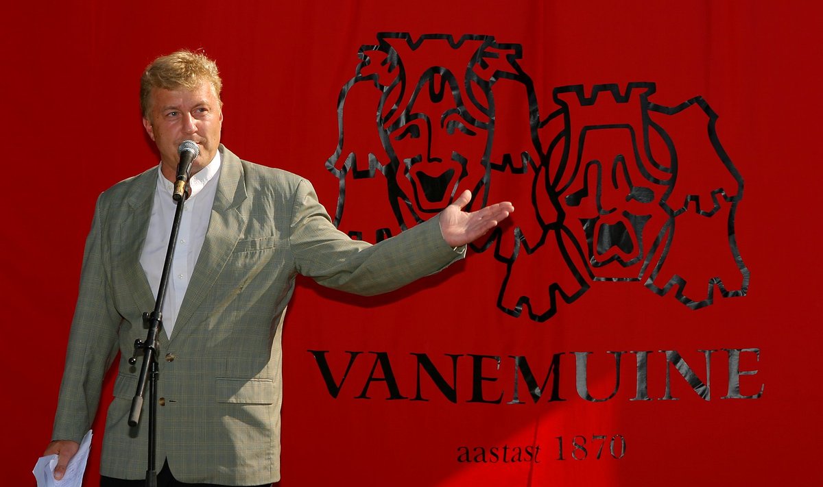 Aivar Mäe on varemgi Vanemuise teatrit juhtinud. Pildil Mäe Vanemuise suure teatrimaja avamisel 2004. aastal