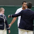 VIDEO: Valus! Piirikohtunik sai Wimbledonis otse servist palliga silma