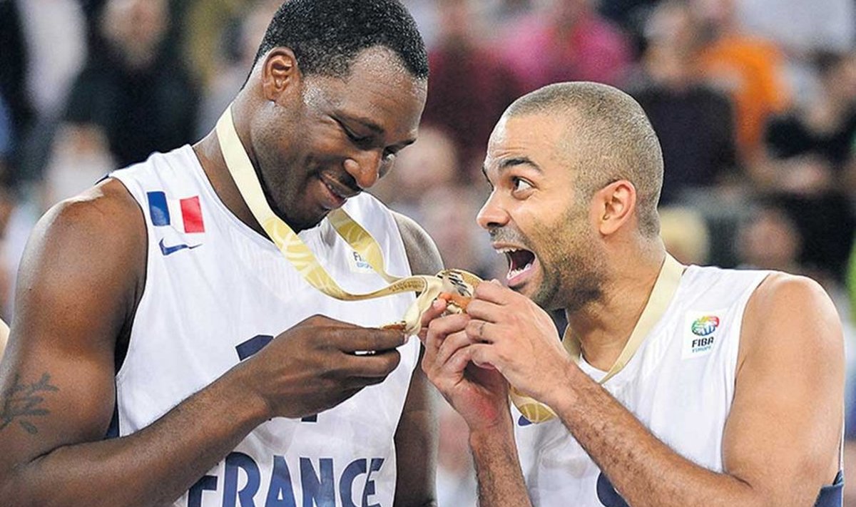 Prantsusmaa korvpallurid Florent Pietrus (vasakul) ja Tony Parker rõõmustavad EM-kulla üle. 