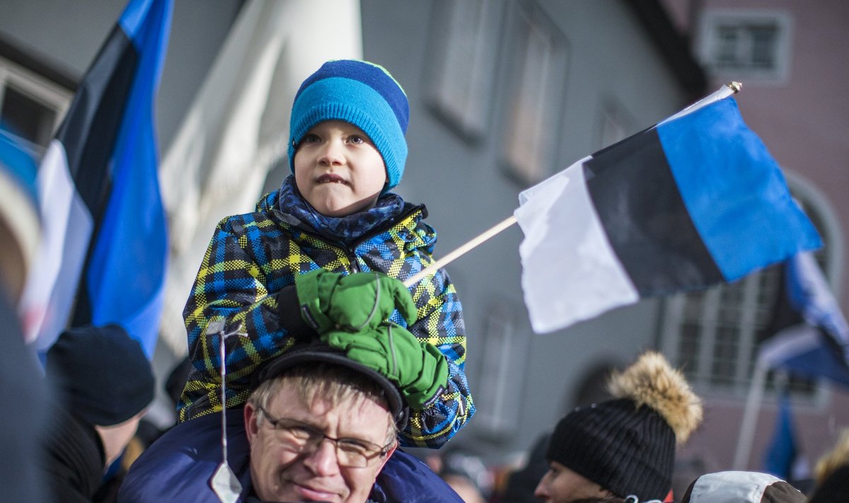 Kõige virgemad Eesti Vabariigi aastapäeva tähistajad ärkasid juba hommikul vara ja kogunesid Toompeale lipuheiskamisele.