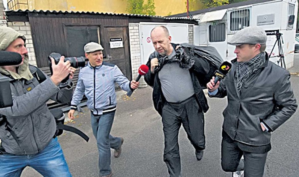 Kahe musta prügikotiga vanglast välja astunud Ivo Parbus  sattus ajakirjanike piiramisrõngasse.