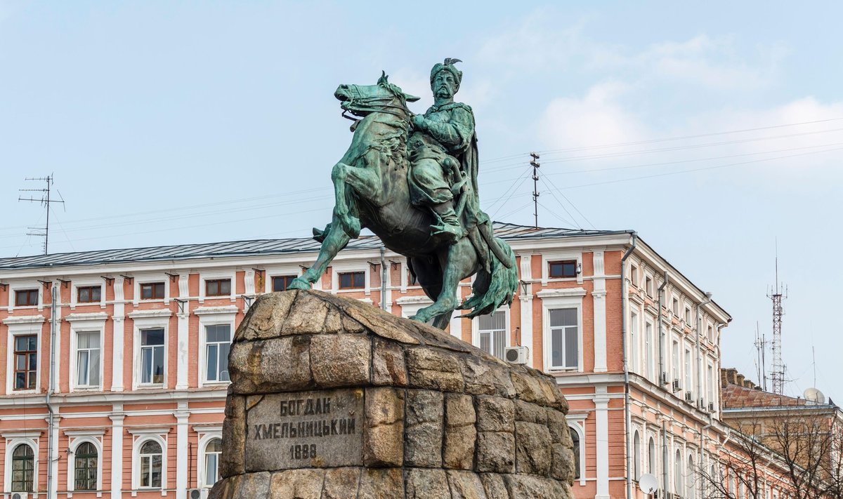 Bohdan Hmelnõtskõi monument Kiievis Sofia väljakul on pühendatud Zaporižžja väe esimesele hetmanile. Hmelnõtskõi juhtimisel toimus aastatel 1648–1654 kasakate ülestõus Rzeczpospolita ülemvõimu vastu ja loodi kasakate riik.