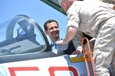 Bashar al-Assad sõjaväebaasi külastusel Su-27 kokpitis istumas.