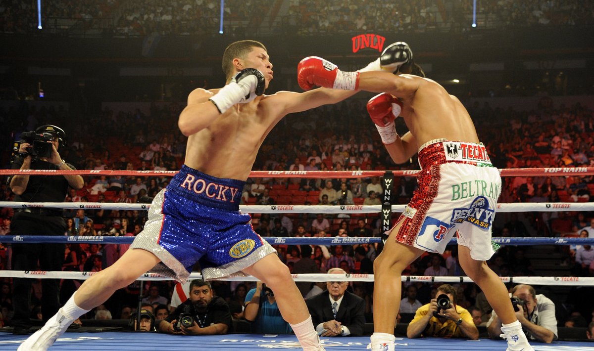 Roman "Rocky" Martinez (vasakul) võitleb 26. augustil IBF-i tiitlivöö nimel. 