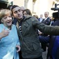 Сделавший селфи с Меркель беженец судится с Facebook из-за ложных обвинений в терроризме