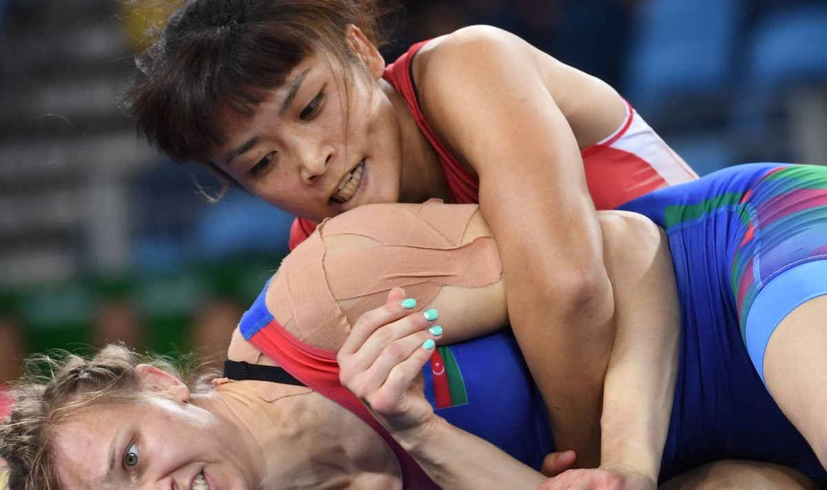 Kaori Icho (punases) maadleb Rio olümpia poolfinaalis Aserbaidžaani esindaja Julia Ratkevitšiga.