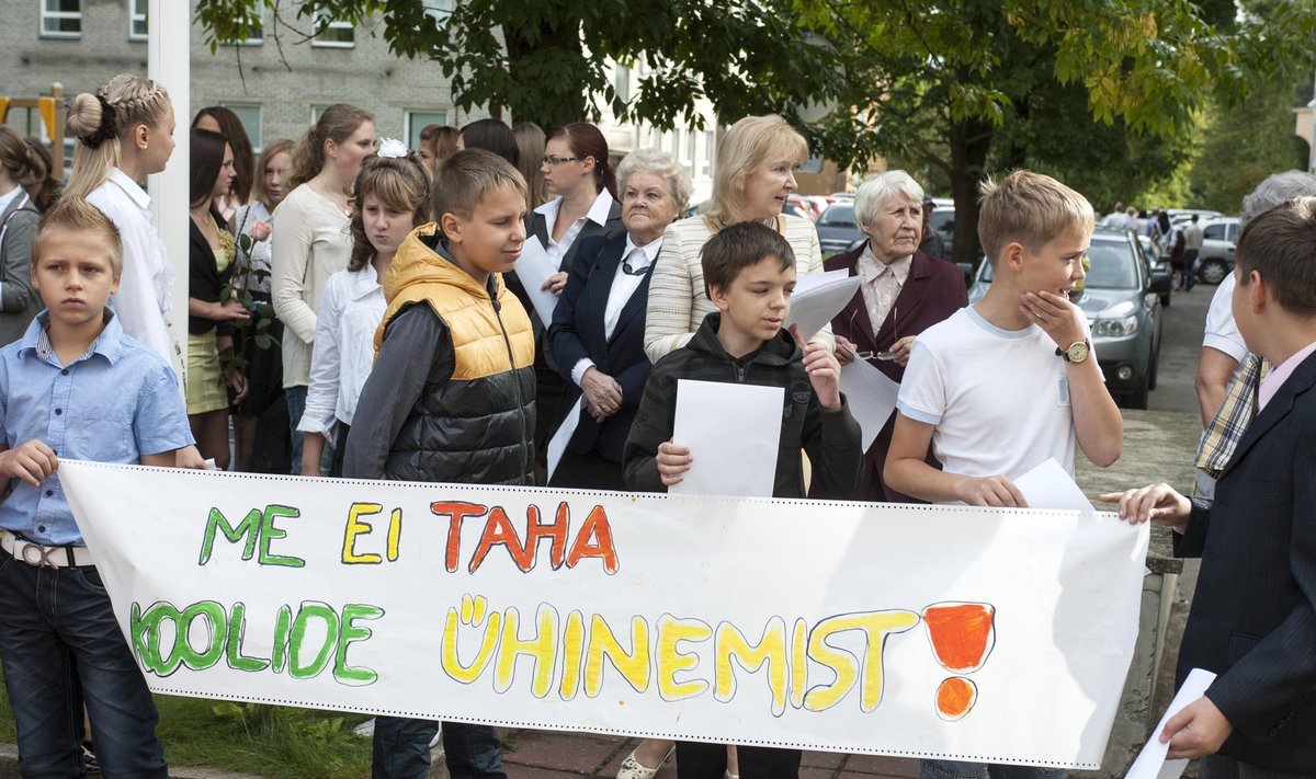Ученики эстонской гимназии протестуют против слияния школ (2013 г.)