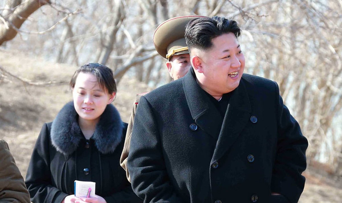 Põhja-Korea juht Kim Jong-un külastas õe Kim Yo-jongi seltsis 2015. aastal sõjaväeasutust.