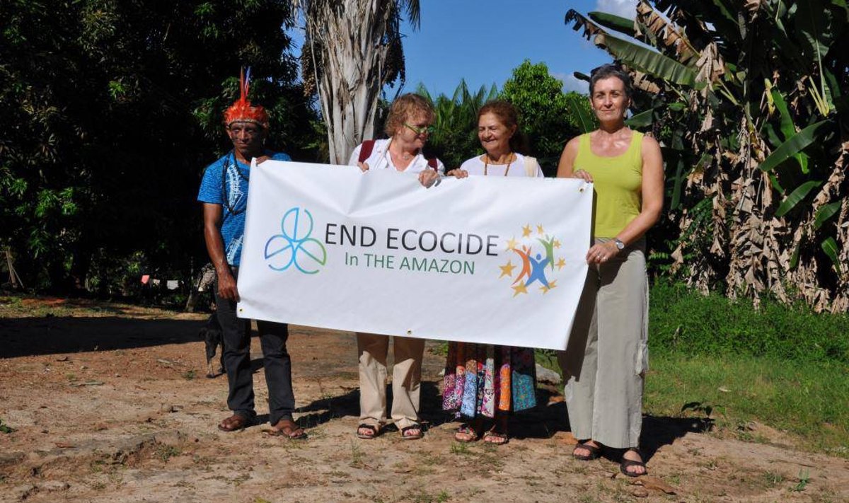 Eurosaadikud Eva Joly ja Ulrike Lunacek nõuavad ökotsiidi lõpetamist Amazonases, seistes Xingu jõe ääres, mille veetase on Belo Monte tammi tõttu langenud.