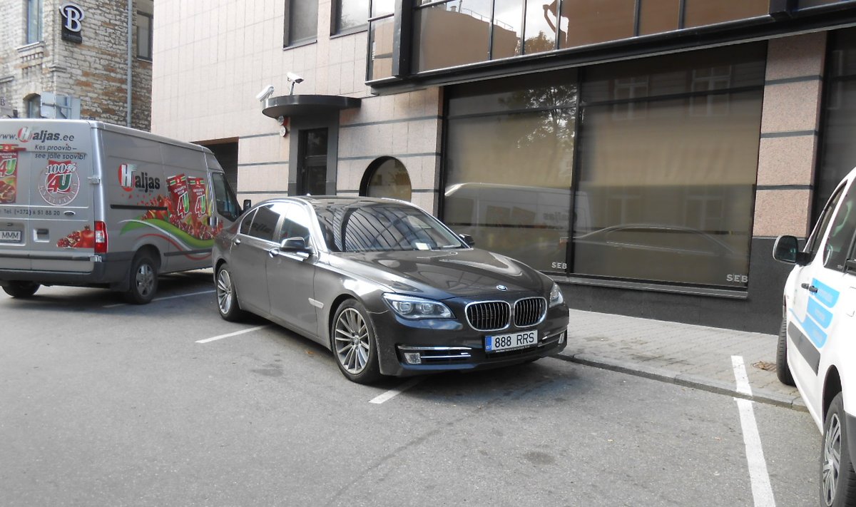 BMW juht hõivas Roosikrantsi tänaval kolm parkimiskohta